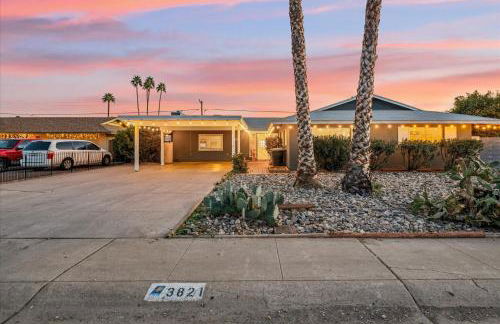 Vacation House! 6BR, FREE Heated Pool, Arcade & Hot Tub - Photo 1