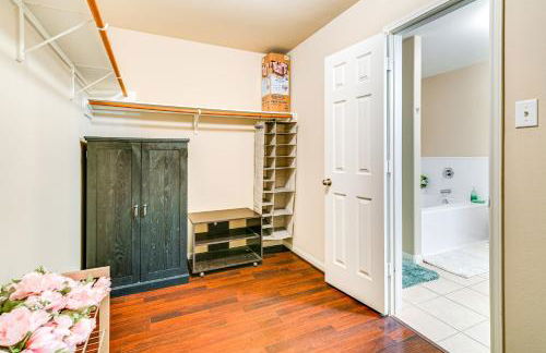 Suburban Home in Magnolia with Fenced Yard - Foto 16