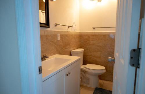 Central Getaway in Little Havana Near Airport, Wynwood, Calle 8 Brickell, Coral Gables and more , Fenced parking - Foto 28