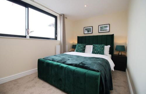 LUXURY 4 Bedroom 4 Ensuite Home in Penarth (Pool Table Games Room & BBQ Garden) with Sea Views - Photo 80