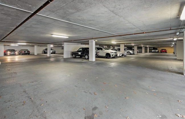 Spacious 2BD With Private Balcony and Free Parking - Foto 31