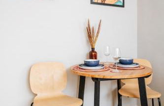 Northampton Pop Art House - Free Parking - Fast Wi Fi by AV Hughes Properties - Photo 24