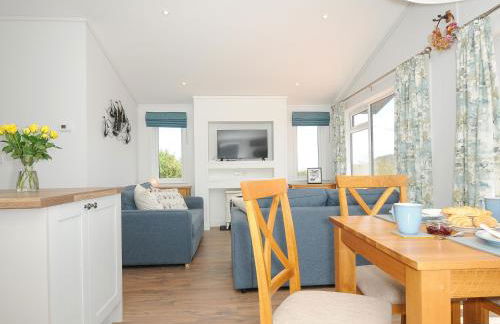 Midway Lodge - Photo 9