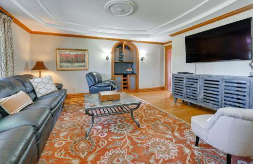 Large Home with Indoor Basketball Court and Game Room! - Foto 9
