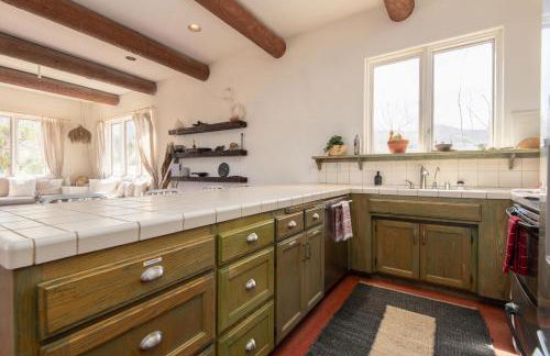 Desert Lily - Sunrise Suite with private hot tub and shared pool - Foto 28