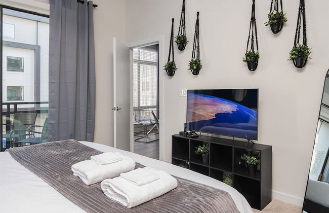 Spacious 2BD With Private Balcony and Free Parking - Foto 18