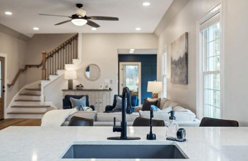 Tranquil Mountain Escape Luxurious 5-Bedroom Farmhouse with Pool - Foto 10