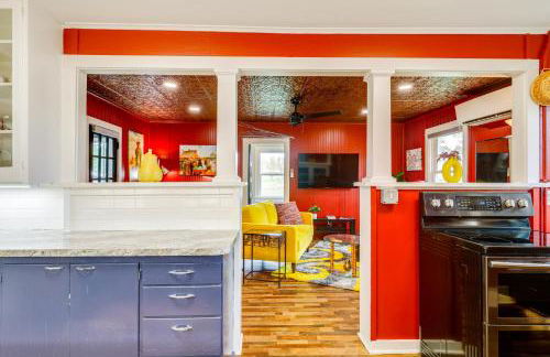 Homey Cottage with Sunroom and Smart TV! - Foto 9