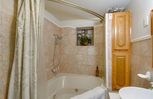 Steps to Beach Scenic Escape in Port Orchard! - Foto 24