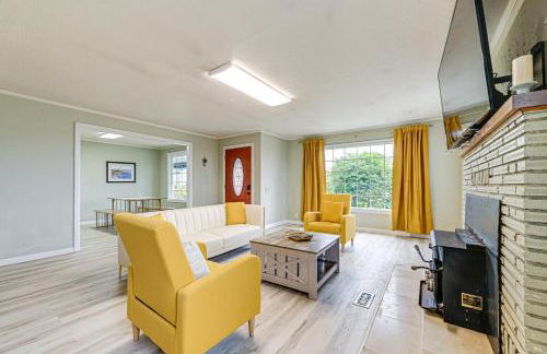 Walk to Beach Cozy Home with Deck in Smith River! - Foto 6