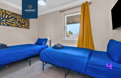 Muirton House 2 - INVOICE and REDUCED PRICE only via SUNRISE SHORT LETS DUNDEE, SLEEPS 8 has 4 Twin Bedrooms with 4 Car Parking, 2 Baths, 5 Smart TV, Fully Equipped, Garden, Free WiFi, and ONLY 9 Mins to STANNERGATE Ports - Foto 6