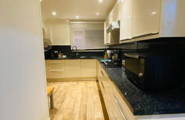 Relax in this Charming East Cowes House with Garden and BBQ - Foto 4