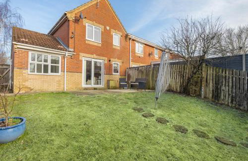 Pass the Keys Stylish 4 Bedroom Home with Parking in Borehamwood - Foto 23