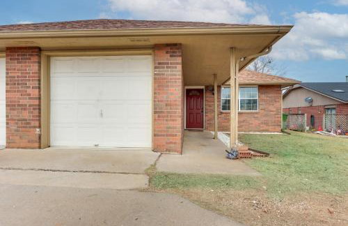 Home with Fenced Yard Near Dtwn Rogers! - Foto 23