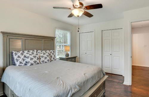 Patio and Pool Table Lake Marion Getaway - Foto 21