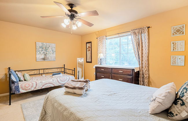 Quiet 2 Story Walkable to East Side Eateries - Foto 2