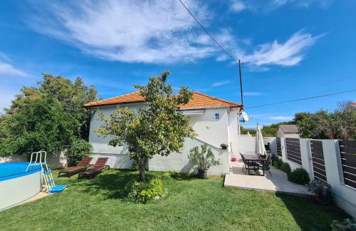 Vacation house with private pool and yard - Photo 32