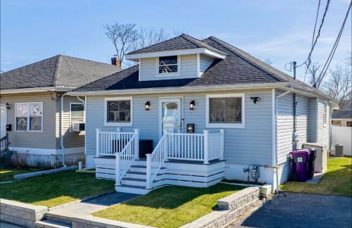 3BR Beach House | Fire Pit & Bar | Steps to Beach - Foto 4