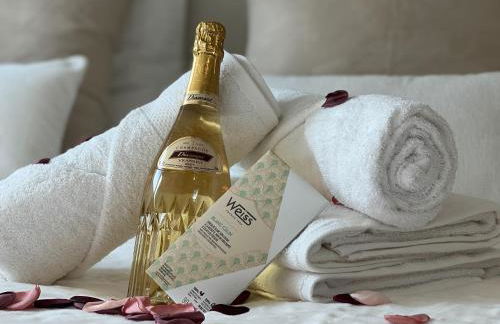 Cocon Blanc câlin avec Jacuzzi privatif - LoveRoom Insolite - Foto 18