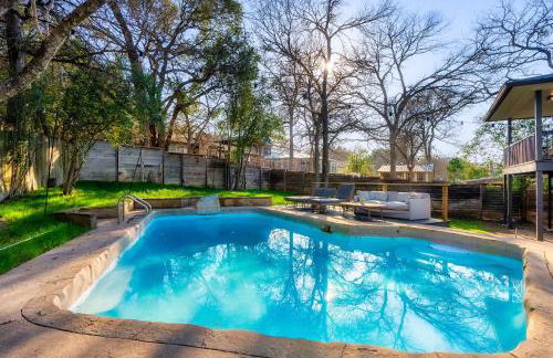 Luxury Zilker Home Pool Hot Tub and 2 Kitchens - Photo 32