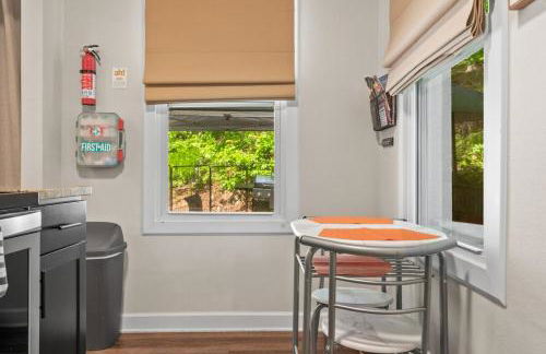 Mountain Bungalow-Walk to Downtown/Biker's Dream! - Foto 13