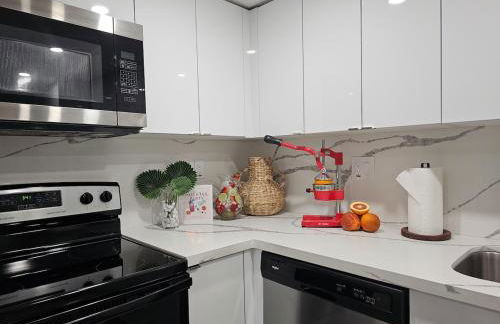 The Ruby - Hot Tub - King beds - Close to LMC - Foto 19