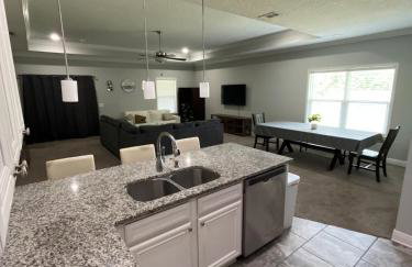 RV Ready 3BR 2BA Home Near Navarre and Destin - Foto 4
