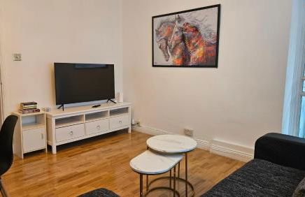 Spacious Two Bedroom Apartment in Battersea, Free Parking - Foto 14