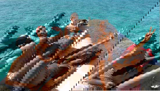 Grupo de amigos na lancha