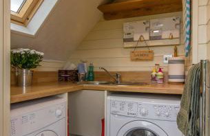 Swallow Light-filled pod with far-reaching scenic views - Photo 34