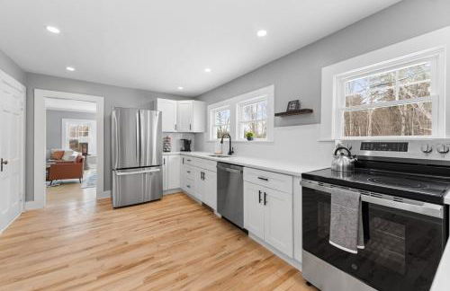 NEW l Modern Comfort wHOT TUB l NH Lakes Region - Foto 6