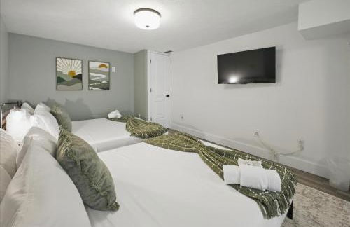 Family Spacious 5BR Retreat w Game Filled Basement Suite - Foto 45