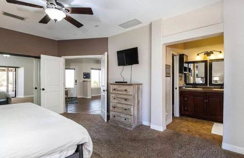 Spacious 3 BR with Pool Minutes Away from Lake - Foto 16