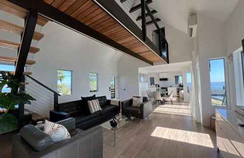 Black Swan- Beachfront Home with Year-Round Jacuzzi - Foto 2