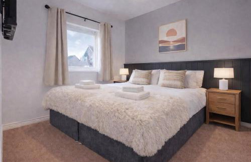 Stylish 3 Bedroom House - Excellent Location - Free Parking, Garden, Fast Wifi, Work Space and Self-Check-In by Yoko Property - Foto 3