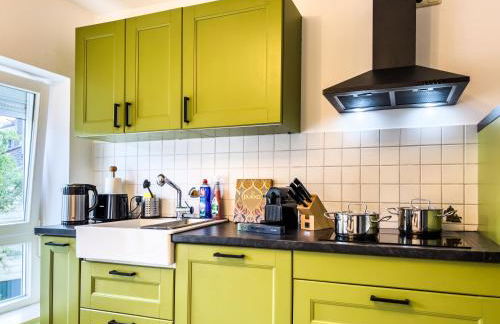 KUELhome - STYLISCHE ZENTRALE WOHNUNG MIT KÜCHE UND PARKPLATZ IN SEITENSTRAẞE - Foto 3