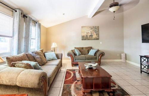 Agatha's Historic Home Free Parking Wi-Fi Deck - Photo 16