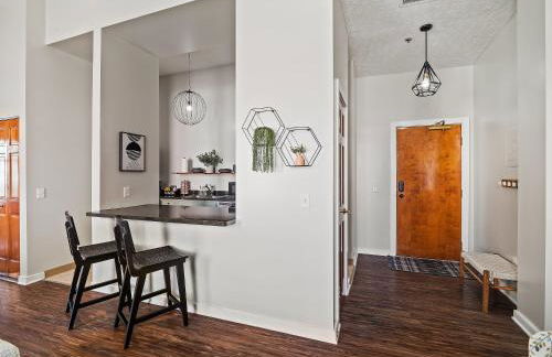 Skyloft Condo - Walk To Stadiums - City Views - Foto 16