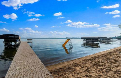 Sandy Beach Family Getaway with Fire Pit and Deck! - Foto 39