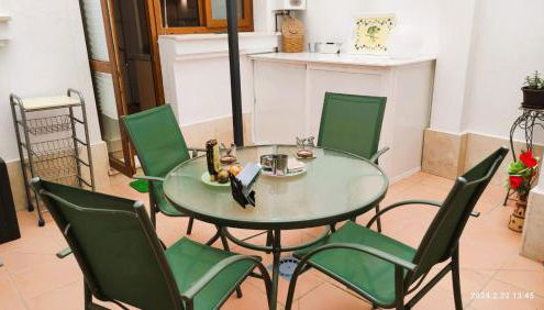 Piscina, patio privado y aparcamiento - Foto 3