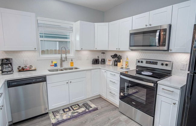 Newly Remodeled 4BR 2BA Near Amazing Downtown - Photo 8