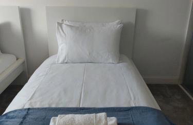 Beautiful 4-Bedroom House with Private Garden & Parking - Foto 39