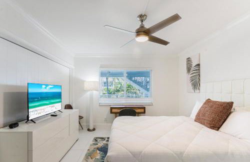 Serene Waterfront 2BR 2BA with Intracoastal Views, Pool, Balcony, Parking - Foto 34