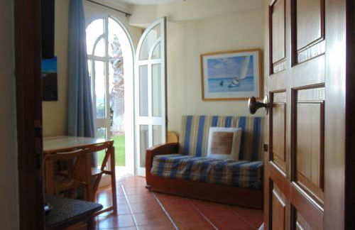 Small cozy flat, by the pool and by the sea - Foto 16