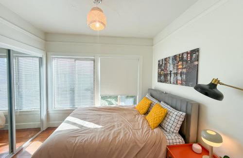 Bright, Modern & Artsy Space - Photo 17