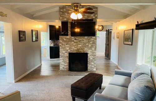 Cozy Lake Front Cottage - Photo 8