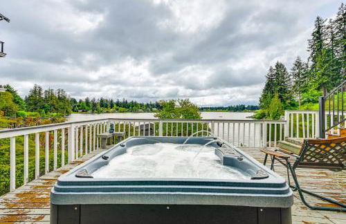 Lakeside Lacey Gem with Sauna and Private Dock - Foto 39