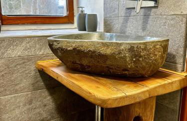 Cozy Three-Room Apartment with Mountain View & Parking - Ussin Chalet - Valtournenche - Foto 16