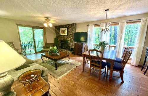 Forest view, log-sided two bedroom, two bath condo on Lake Ouachita, condo - Foto 19