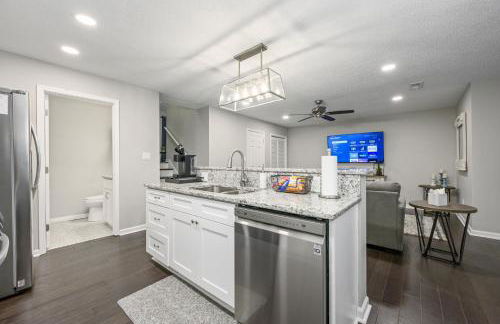 Lots of Hot Spots & Activities Near This Townhome - Foto 23